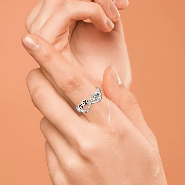Südamliku südame ja lõpmatu sümboliga sõrmus.